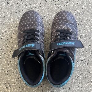 Kids soccer cleats EUR 33 (US 2)